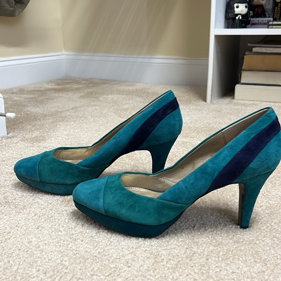 Teal and Purple Suede Bandolino 6 inch Heels Size 8 - Picture 3 of 6